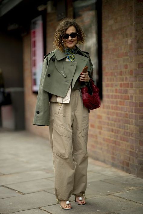 Safari Outfits, Jacket Outfit Women, London Fashion Week Street Style, Stylish Fall Outfits, Cargo Pants Outfit, Pant Trends, London Street Style, Fashion Dresses Casual, Street Style Chic