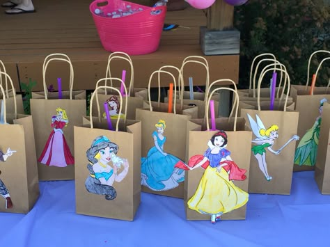 Goodie bags with all the Disney princess's for my daughters princess party! 👸🏼 Princess Party Gift Bags, Princess Goodie Bags, Goodie Bag Ideas For Kids, Disney Princess Theme Birthday Party, Goody Bag Ideas, Princess Party Bags, Disney Princess Theme, Princess Cupcake Toppers, Party Decorations Kids