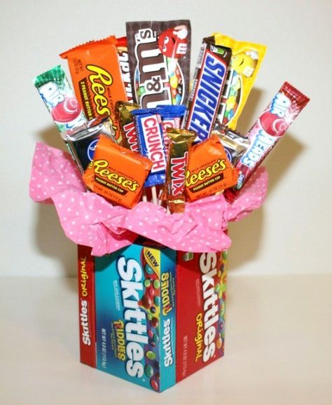 Candy bouquets are a fun gift to give or receive, but they can be expensive to buy! Luckily they are easy to make yourself and much cheaper. Kawaii, Candy Bouquets Ideas, Diy Candy Basket, How To Make A Candy Bouquet, Candy Flower Bouquet Diy, Candy Bar Bouquet Diy, Candy Bouquet Ideas, Flower Candy Bouquet, Diy Candy Bouquet