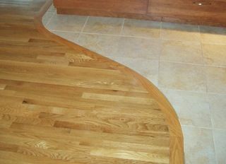 Curved transition: wood to tile Carpet To Tile Transition, Tile To Wood Transition, Floor Transition, Small Space Inspiration, Hotel Facade, Entryway Flooring, Modern Flooring, Doors And Floors, Wood Tile Floors