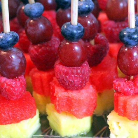 52 Ways to Cook: Mini Fruit on a stick Skewers Appetizers - 52 Catering Recipes Fruit On A Stick, Skewers Appetizers, Fruit Appetizers Easy, Fruit Kabob, Fruit Sticks, Fruit Appetizers, Skewer Appetizers, Appetizers For Kids, Kabob Skewers