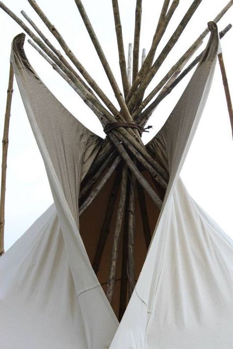 Native American Teepee, Tenda Camping, A Well Traveled Woman, American Indian Art, Native American Culture, Native Art, Dream Catchers, Native American Art, First Nations