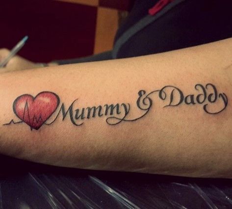 Life Line Tattoo, Mummy Tattoo, Mum And Dad Tattoos, Tattoo With Names, Lifeline Tattoos, Name Tattoo On Hand, Mom Dad Tattoo Designs, Name Tattoos For Moms