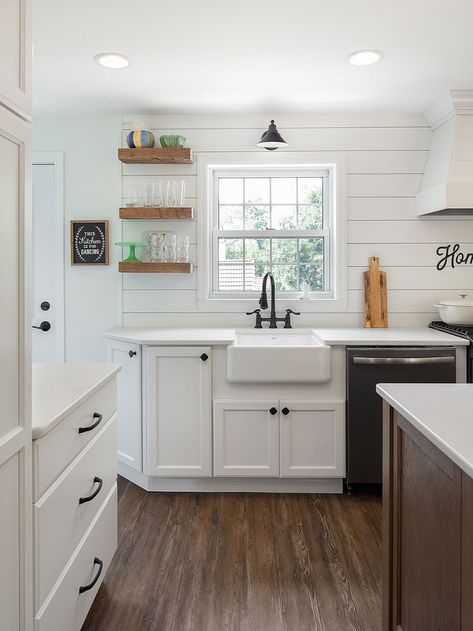 27+ Shiplap Backsplash ( WARM & SLEEK ) - Wood Backsplashes White Wood Backsplash, Sink Backsplash Kitchen, Shiplap Accent Wall Kitchen, Small Farm Kitchen, White Farm Kitchen, Shiplap Kitchen Wall, Shiplap Kitchen, Lake Design, Redesign Ideas