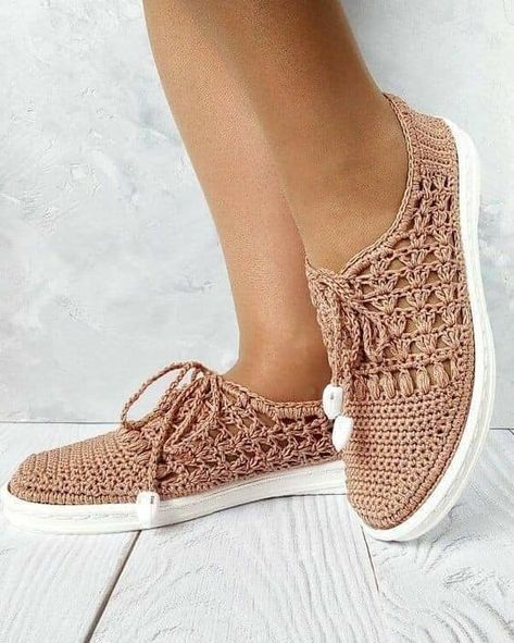 Sandal Rajut, Crocheted Slippers, Crochet Slippers Free Pattern, Crochet Shoes Pattern, Crochet Baby Sandals, Crochet Slipper Pattern, Crochet Boots, Crochet Sandals, Knit Shoes