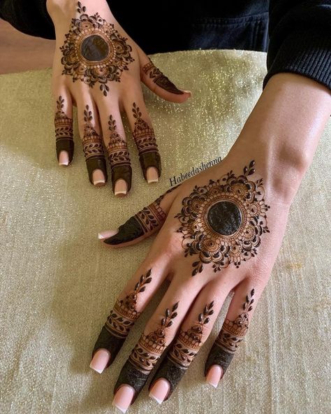 #henna #mehndi #ArabicMehndi #dailyinfotainment Round Mehndi Design, Henna Tattoo Design, Wedding Henna Designs, Tattoos Henna, Henna Hand, Finger Henna Designs, Eid Mehndi Designs, Henna Tattoo Designs Hand, Mehndi Designs Bridal Hands