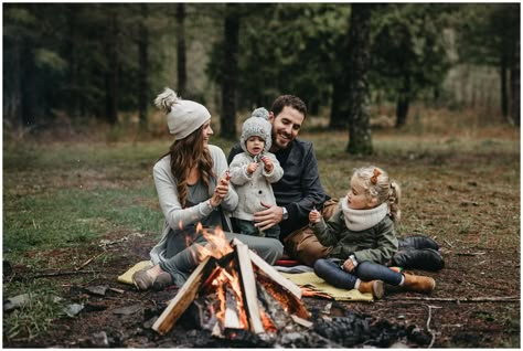 Family Camping Photography, Camping Photoshoot, Winter Family Photos, Mommy And Me Photo Shoot, Family Photoshoot Poses, Fall Family Portraits, Fall Engagement Pictures, Holiday Photoshoot, Family Christmas Pictures