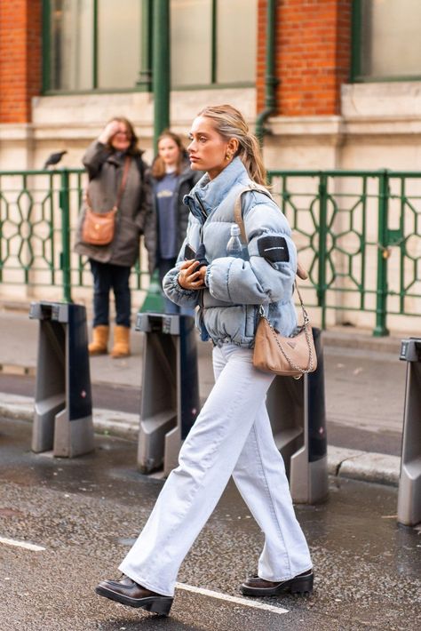 London Fashion Week Street Style | women's street style London Street Style Winter 2022, London Style Women Winter, Outfits To Wear In London Winter, London Style Aesthetic, Autumn Outfits London, London Winter Fashion Cold Weather, Cold Winter Street Style, Uk Style Woman Outfits, Street Style Aesthetic Winter