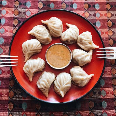 Chicken Momos Recipe: How to Make Chicken Momos | Easy Momos Recipe Chicken Momos Recipe, Momo Food, Chicken Momos, Momos Recipe, Street Food Design, Chinese Dumplings, Boiled Chicken, Easy Snack Recipes, Chicken And Dumplings