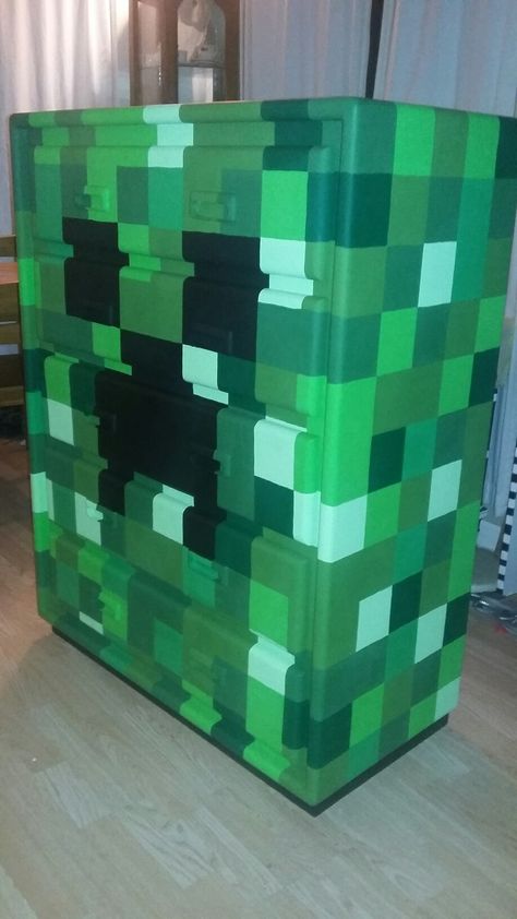 Minecraft Creeper Dresser DIY Minecraft Dresser Ideas, Bedroom Dresser Diy, Minecraft Dresser, Minecraft Fort, Boys Minecraft Bedroom, Minecraft Bedroom Decor, Dresser Diy, Student Bedroom, Diy Minecraft