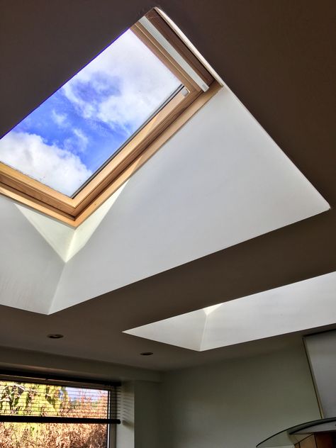 Sky Light Window, Vaulted Windows, Diy Skylight, Skylight Living Room, Skylight Ideas, Feature Window, Skylight Installation, Ideas Terraza, Roof Skylight