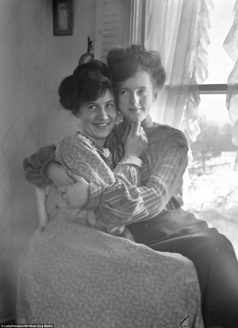 Couples Vintage, Vintage Lesbian, Lgbt History, Vintage Couples, Photographie Portrait Inspiration, Quotation Marks, Old Photographs, Interesting History, Photo Vintage