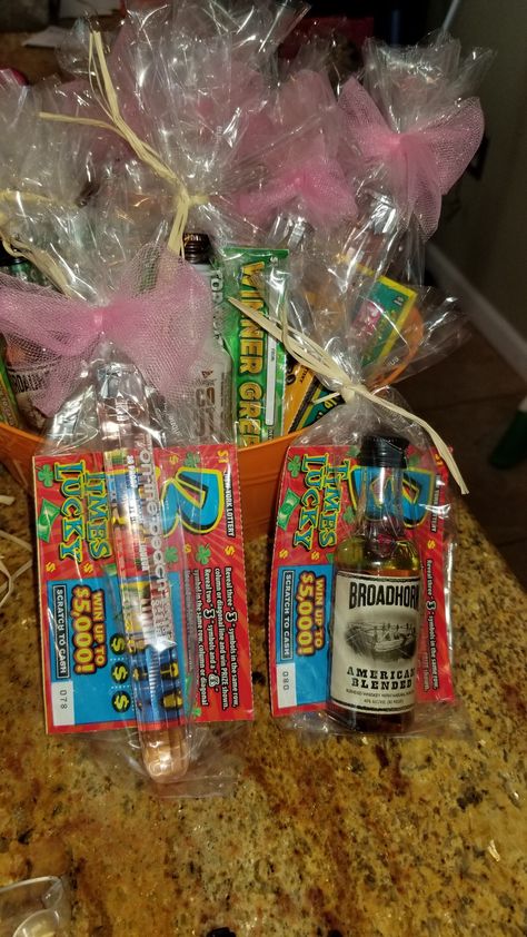 Adult party favors for $2.00 or less... Buy $1.00 scratch offs, tape a mini $1.00 liquor to them, or buy a box of shots, wrap in a clear favor bag and add the color ribbon of your choice! Bamm... a $2.00 adult party favor! 30th Goodie Bags, Cheap Party Prizes For Adults, Non Alcoholic Party Favors For Adults, Adult Party Favors Birthday Goodie Bags Fun, Goodie Bags For Adults Birthdays, Goody Bags For Adults Ideas, Mens Party Favors, Bingo Prizes For Adults Cheap, Halloween Game Prizes For Adults