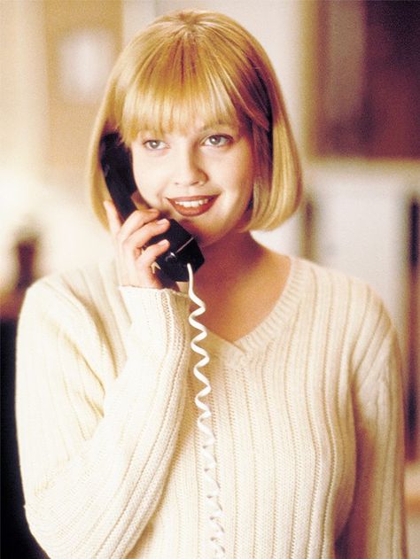 Easy Halloween costume idea: Drew Barrymore's cameo in Scream. All you need is a ribbed sweater, mom jeans, blonde wig, and an oversized, old-school phone! 80s Lipstick Colors, 90s Grunge Lipstick, 1990s Makeup Looks, 90s Brown Lipstick, 90s Makeup Products, 90s Lipstick Shades, Lipstick 90s, 90s Lip Combo, Grunge Lipstick