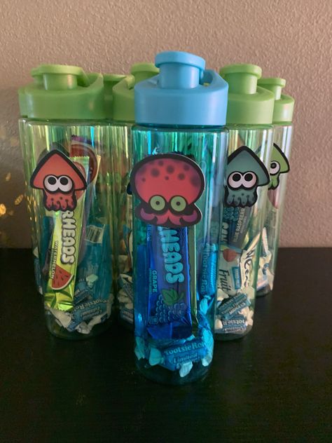 Water bottle party favors filled with candy. Decorated with Splatoon confetti. Splatoon Party Ideas, Splatoon Birthday Party Ideas, Splatoon Birthday Party, Splatoon Food, Water Bottle Party Favors, Bottle Party Favors, Splatoon Party, Splatoon Birthday, Water Bottle Favors