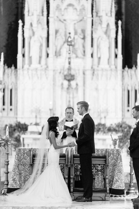 Church Wedding Photos, Buddhist Wedding, Church Wedding Photography, Church Pictures, Wedding Picture Poses, Catholic Wedding, Wedding Photography Styles, Wedding Photography Tips, Church Ceremony