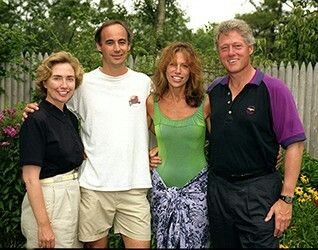 Carly Simon with Bill and Hillary Carly Simon, Bill Clinton, Latest News Today, Ex Husbands, Female Singers, Famous Faces, Hillary Clinton, Woman Fashion, Usa Today