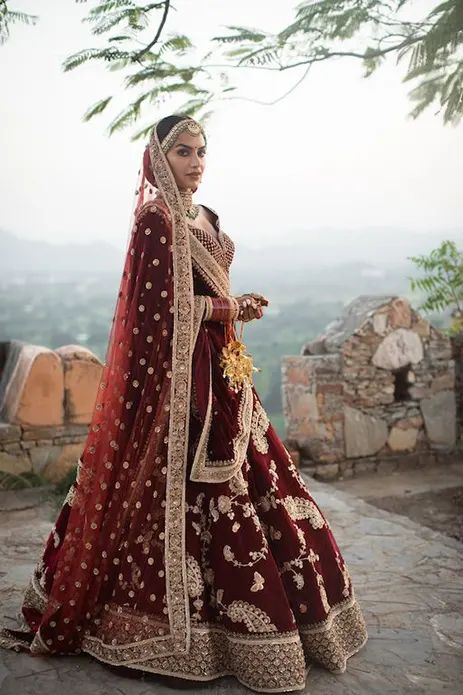 #lehnga #velvetlehnga #Sabyasachilehnga #indianbride #indianbridelook #bridallehnga #winterwedding #weddinglook #weddinginspo #Diipakhosla Maroon Velvet Lehenga, Lehenga For Wedding, Velvet Dupatta, Sabyasachi Mukherjee, Indian Wedding Lehenga, Pengantin India, Designer Bridal Lehenga Choli, Velvet Lehenga, Sabyasachi Lehenga