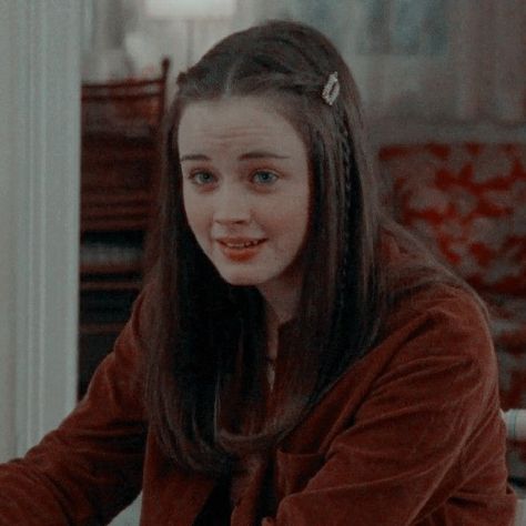 School Rory Gilmore, Rory Gilmore Icon, Rory Gilmore Hair, Gilmore Lorelai, Netflix Icon, Estilo Rory Gilmore, Gilmore Girls Outfits, Lauren Graham, Lorelai Gilmore