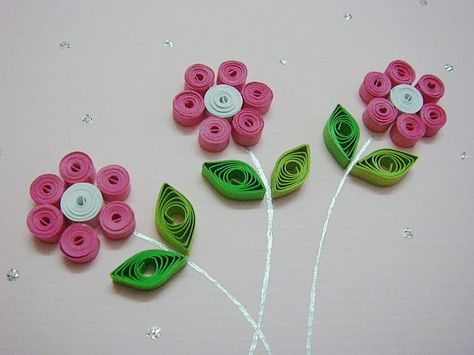 paper quilling tutorials | Paper quilling flowers.... Quilling For Kids, Quiling Paper Art, Easy Quilling, Quilling Flower Designs, Arte Quilling, Quilling Pattern, Paper Quilling For Beginners, Paper Quilling Tutorial, Paper Quilling Flowers