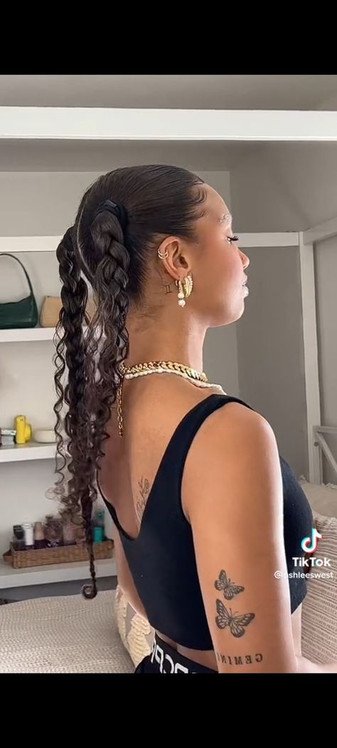 Aesthetic Baddie Hairstyles, Hairstyles For A Concert Curls, Curly Hair Fishtail Braid, Latina Protective Hairstyles, Coachella Curly Hairstyles, Protective Hairstyles For Mixed Hair, Curly Hairstyles Concerts, Concert Hair Styles Ideas, Festival Curly Hair