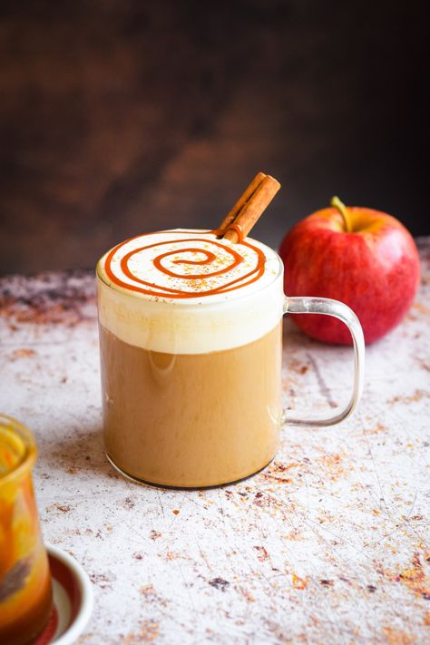 Caramel Apple Latte, Apple Pie Chai Latte, Pumpkin Coffee Aesthetic, Apple Pie Latte, Caramel Apple Coffee, Latte Photography, Apple Pie Coffee, Pumpkin Pie Latte, Vegan Caramel Apple