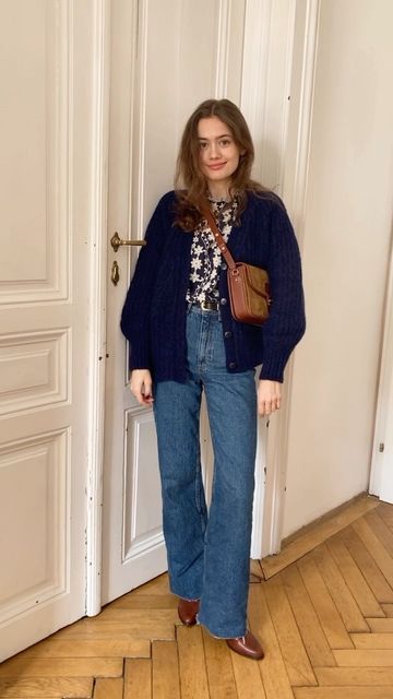 Hannah on Instagram: "Werbung/ ready to go @sezane ✨ you can find the links to the pieces in my stories today! #sezane #sezanelovers" Navy Cardigan Outfit, Blue Cardigan Outfit, Summer Office Outfits, Chique Outfit, Perfect Fall Outfit, Autumn Clothes, Wardrobe Outfits, Cardigan Outfits, Modieuze Outfits