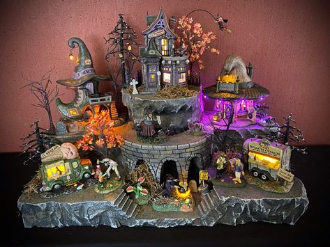 Lemax Halloween Village, Lemax Halloween, Polo Nord, Department 56 Halloween, Halloween Village Display, Lemax Village, Casa Halloween, Spooky Town, Christmas Village Display