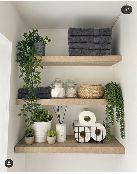 Towel Rack Styling, Cloakroom Toilet Storage Ideas, Minimalist Bathroom Shelves, Wc Shelf Ideas, Spa Bathroom Shelf Decor, Bathroom Shelf Inspiration, Bathroom Decor On Top Of Toilet, Bathroom Greenery Decor, Bathroom Open Shelving Decor