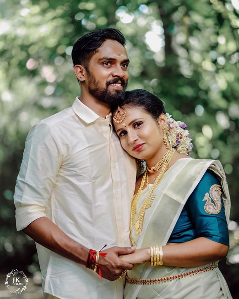 Engagement Portraits Poses, Marriage Photoshoot, Marriage Poses, Temple Wedding Photography, Pre Wedding Photoshoot Props, Indian Bride Poses, Bride Photos Poses, Indian Wedding Poses, Kerala Wedding Photography