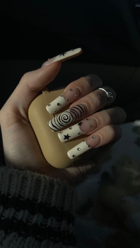 Pretty Nail Ideas Acrylic Black And White, Grungy Nail Art, Spiral Nail Designs, Spiral Star Nails, Spiral French Tip Nails, Black Spiral Nails, Hand Tattoos Stars, Punk Nails Acrylic, Swirls Nails