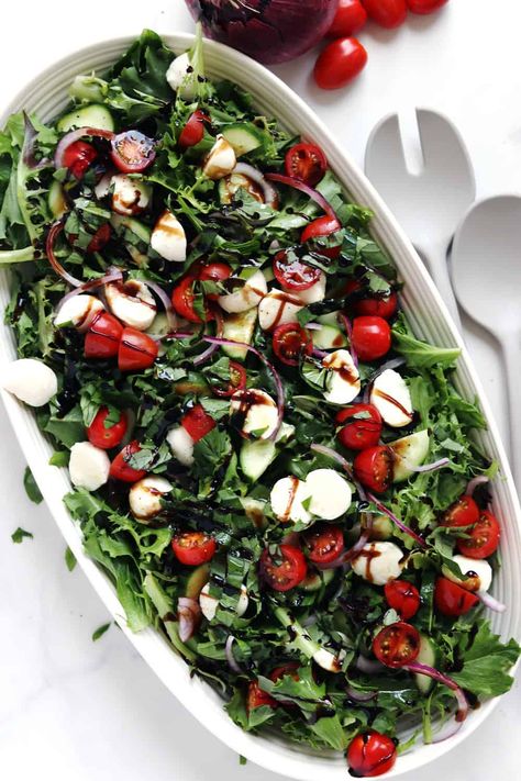 This chopped Caprese salad recipe with lettuce, cherry tomatoes and mozzarella is a perfect summer side salad or light lunch or dinner. Recipe With Lettuce, Tomatoes And Mozzarella, Caprese Salad Recipe, Salad Inspiration, Side Salad Recipes, Buffet Ideas, Roasted Butternut Squash Soup, Salad Dishes, Tomato Mozzarella