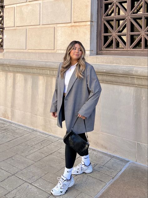 Blazer And Leggings Outfit Plus Size, Fall Casual Outfits Midsize, Curvy Outfits Leggings, Curvy Street Style Winter, Fashion Trends 2023 Plus Size, Plus Size Outfit Ideas Winter, London Winter Outfits Plus Size, Oversized Blazer Plus Size Outfit, Plus Size City Break Outfit