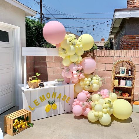 Lemonade Stand Balloon Arch, Lemonade Stand Birthday Party Ideas, Strawberry Lemonade Birthday Party, Pink Lemonade Baby Shower Theme, Lemonade Birthday Party Ideas, Lemonade Party Decorations, Yellow Balloon Garland, Lemonade Party Theme, Lemonade Stand Birthday Party