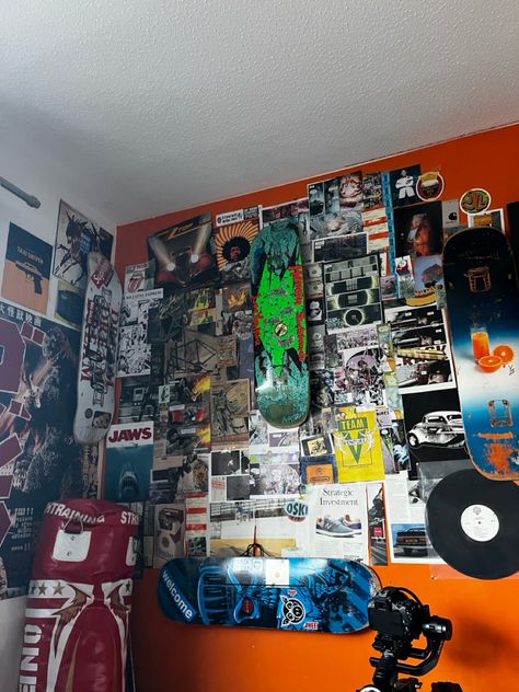 Older Brother Room, Skate Room Aesthetic, 2000s Older Brother Core Room, Skater Bedroom Aesthetic, Skater Boy Room, Skater Room Decor, Skater Room Aesthetic, Retro Bedroom Aesthetic, Skater Bedroom