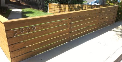 Mid Century Modern Fencing Revival - Midcentury - Garden - Los Angeles - by Heath Carpentry Mid Century Modern Fence, Short Fence, Front Fence, Pallet Fence, Horizontal Fence, Diy Fence, Front Yard Fence, Fence Landscaping, Modern Fence