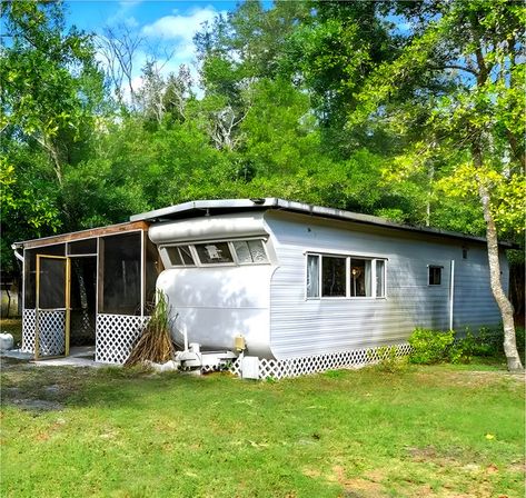 A Look Inside a Cozy 1957 Mobile Home Mobile Homes For Sale Uk, Cute Mobile Homes Interior, Trailer Home Interior Design, Mobile Home Renovations Interior, Vintage Mobile Home Interior, Small Mobile Home Decorating, Trailer Home Remodel, Mobile Home Garden Ideas, Mobile Home Outdoor Ideas