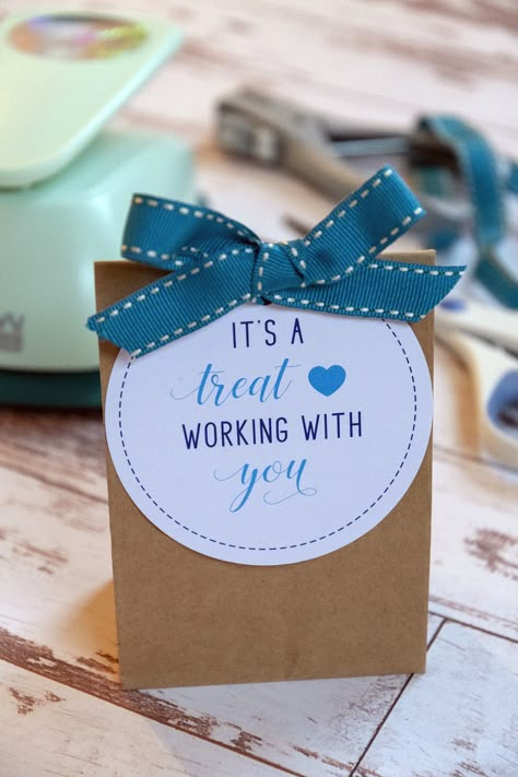 Build morale with a little treat bag for your staff. This blog post includes free printable tags you may download. #freeprintables Coworker Thank You Gift, Parent Appreciation, Employee Thank You, Appreciation Gifts Diy, Staff Appreciation Gifts, Faking It, Free Printable Gifts, Free Printable Tags, Free Printable Gift Tags