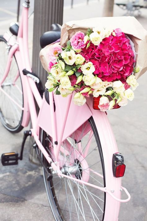 Bike flowers in Paris Bike With Flowers, Bicycle With Flowers, Rosa Shocking, Pink Bicycle, Pastel Cupcakes, Pink Bike, Rosa Pink, Tickled Pink, Jolie Photo