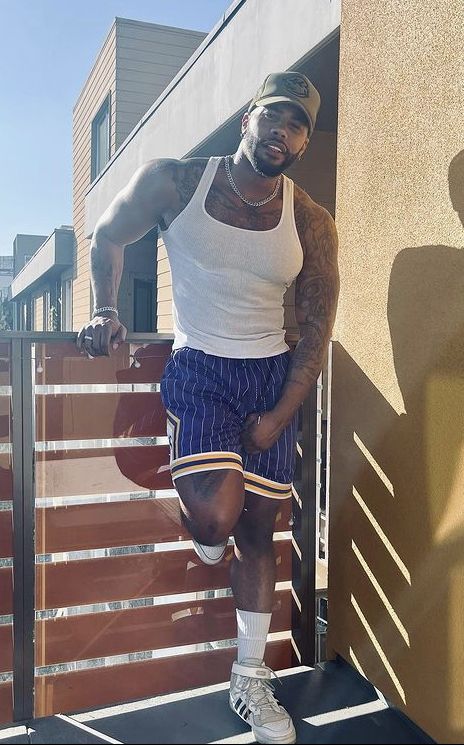 Black Muscular Men, Thick Black Men, Aaron Pierre, Tall Black Men, Muscular Men Fashion, Black Kings, Black Men Fashion Urban, Dark Skin Men, Pants Outfit Men