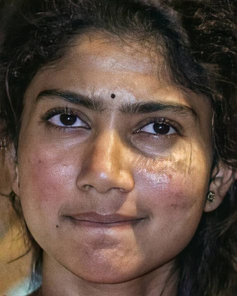 Sai Pallavi Hot Face Expression, Sai Pallavi Navel, Sai Pallavi Hot Lips, Sai Pallavi Face, Prabhas Actor, Close Up Faces, Indian Women Painting, Oily Face, Sai Pallavi