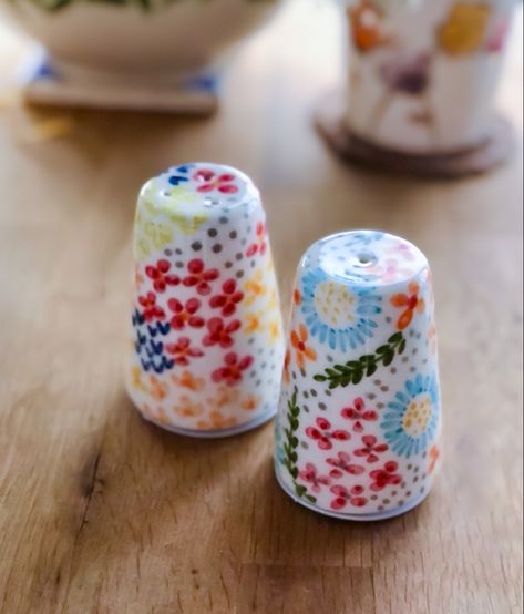 #ceramic #salt #pepper #tablesetting Ceramic Salt Shaker, Salt And Pepper Shakers Ceramic, Diy Salt And Pepper Shakers, Salt And Pepper Pottery, Ceramic Pottery Painting Ideas, Salt And Pepper Ceramic, Cute Salt And Pepper Shakers, Painted Salt And Pepper Shakers, Ceramic Salt And Pepper Shakers