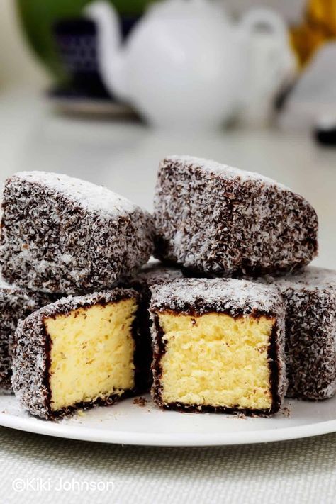 Australian Lamingtons Recipes, Afternoon Tea Ideas Desserts, Lamingtons Recipe Australia, Australian Christmas Recipes, Australian Dessert Recipes, Australian Recipes Traditional, Australian Lamingtons, Christmas Sweets Ideas, Chocolate Lamingtons