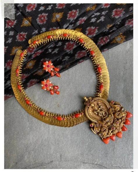 Coral Jewelry Indian Gold, Coral Jewelry Set, Aari Blouse, New Gold Jewellery Designs, Gold Jewellry, Gold Jewelry Simple Necklace, Beaded Necklace Designs, Black Beaded Jewelry, Jewelry Simple