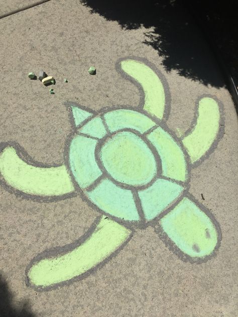 Chalk Drawings Aesthetic, Chalk Art Easy Ideas, Chalk Art Turtle, Cute Chalk Ideas Easy, Cute Easy Chalk Drawings, Sidewalk Chalk Art Easy, Simple Chalk Drawings, Turtle Chalk Art, Sidewalk Chalk Art Ideas Easy