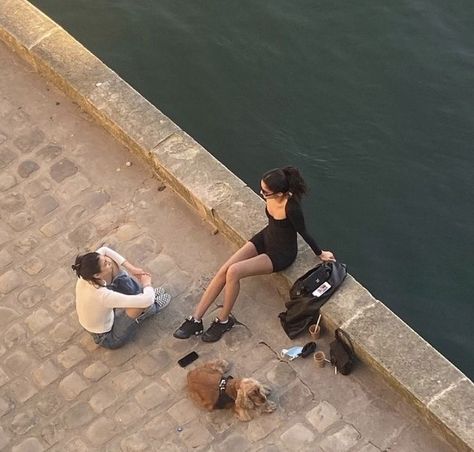 #femininebeauty #aesthetic #summervibes #itgirl Miss Americana, Jardin Des Tuileries, Wallpaper Halloween, Photographie Inspo, I'm With The Band, Italian Summer, Frank Ocean, Summer Dream, Foto Pose