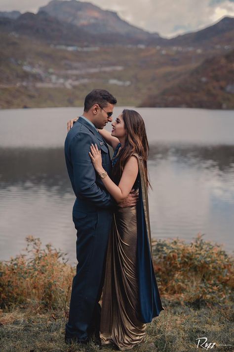 Pre Wedding Shoot Dresses Indian, Pre Wedding Saree Look, Pre Wedding Photoshoot Outdoor Indian Saree, Couple Poses In Sarees, Romantic Outdoor Photoshoot, Pre Wedding Poses Indian Saree, Pre Wedding Photoshoot Outdoor Saree, Couple Pose For Pre Wedding, Pre Wedding Outfits For Bride