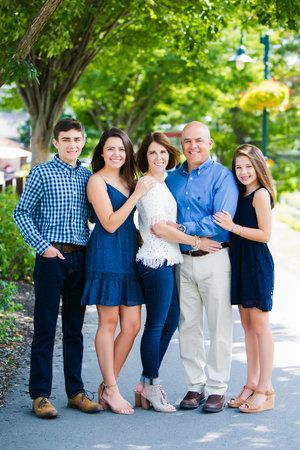 Family Of 5 Poses With Older Kids, Summer Family Picture Outfits, Adult Family Poses, Family Photo Outfits Summer, Adult Family Photos, Family Session Poses, Portrait Outfits, Studio Family Portraits, Family Portrait Outfits