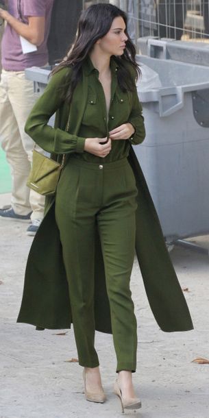 Style Hijab Casual, Olive Green Outfit, Costume Vert, Green Pants Outfit, Verde Color, Moda Do Momento, Monochromatic Fashion, Monochromatic Outfit, Office Outfit