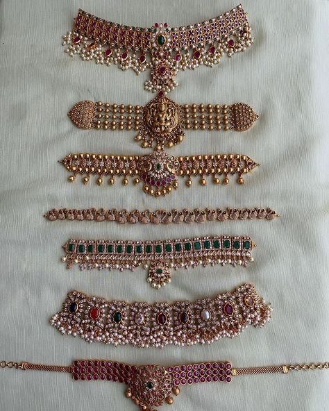 Choker Necklace Indian Antiques, Saree Chain Jewellery Designs, Gold Plated Pearl Necklace, Antique Chokar Design Jewelry, Daivik Jewellery, Saree Jwellary Ideas, Jewellery Design Necklaces, South Indian Choker Necklace, Traditional Jewellery Design